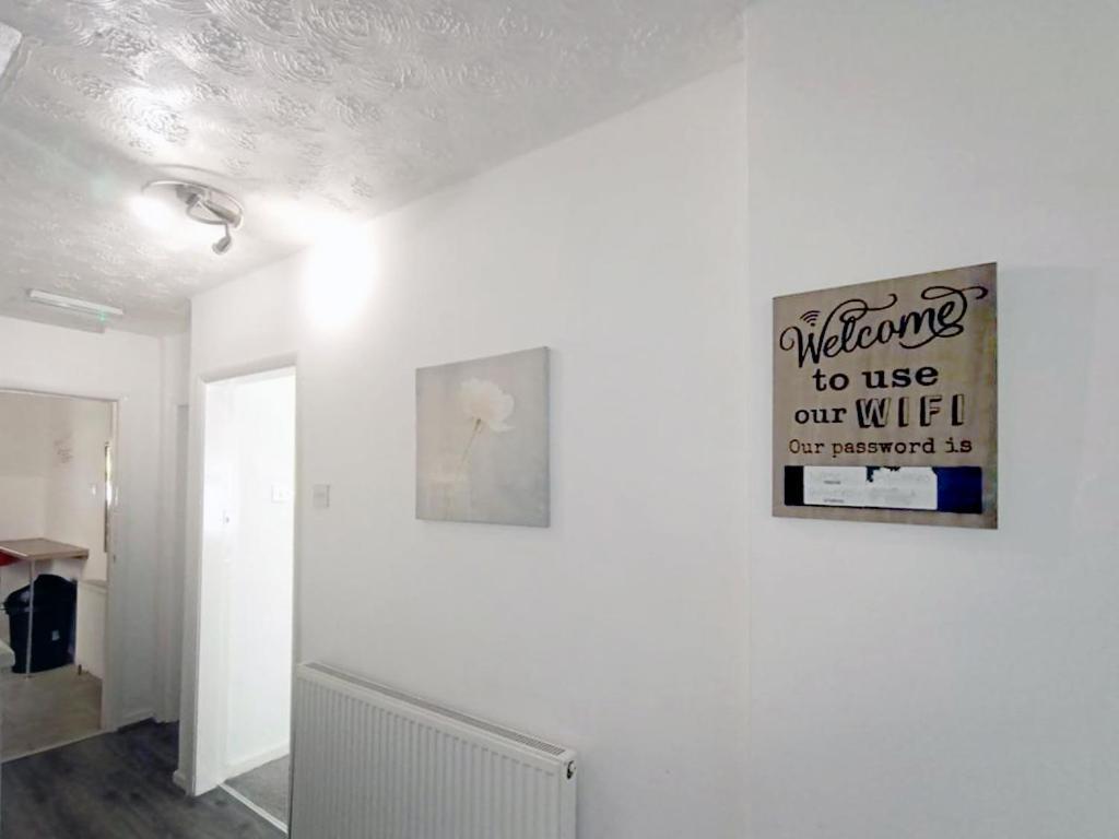 Cozy 4 Bedroom House In Smethwick With 4 Bathrooms Perfect For Contractors And Families Birmingham Esterno foto