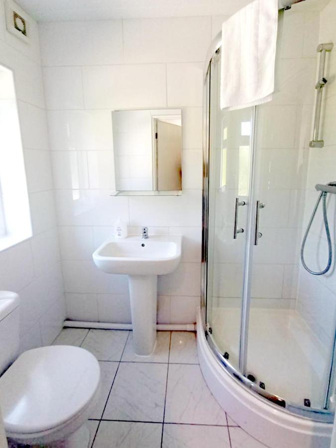Cozy 4 Bedroom House In Smethwick With 4 Bathrooms Perfect For Contractors And Families Birmingham Esterno foto