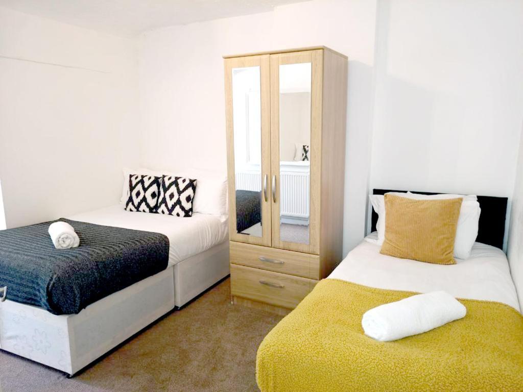 Cozy 4 Bedroom House In Smethwick With 4 Bathrooms Perfect For Contractors And Families Birmingham Esterno foto